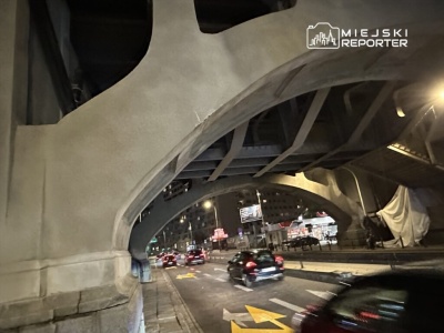 Ciężarówka uszkodziła świeżo odnowiony fragment wiaduktu Mostu Poniatowskiego