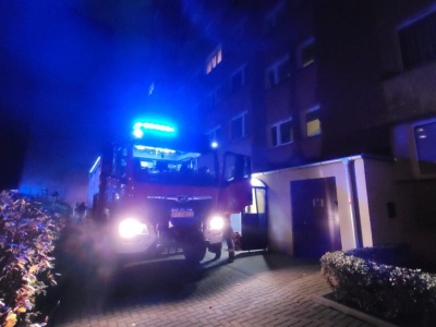 Strażacy w akcji na osiedlu Piastowskim. Zadymienie w wieżowcu postawiło mieszkańców na nogi