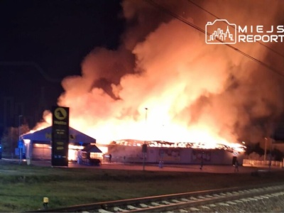 Płonie sklep Netto. Cały budynek w ogniu. Z pożarem walczy ponad 15 zastępów straży pożarnej