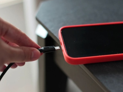 Nigdy, przenigdy nie ładuj tak telefonu. Przestępcy mogą wykraść tak twoje dane