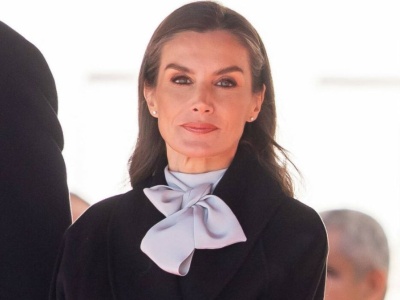 Królowa ukryła to pod płaszczem. Sułtan Omanu nie mógł oderwać oczu