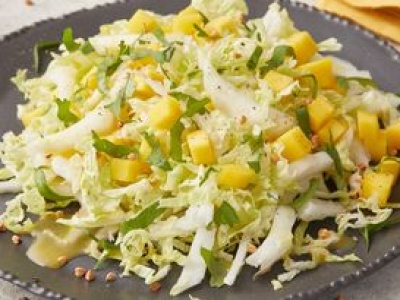 Jest idealna do kotletów i ryby. Ta surówka z kapusty pekińskiej nie ma sobie równych