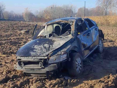 Samochód koziołkował. Pijana, bełkocząca i ranna kobieta dobijała się do domu