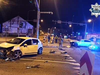 Kolizja na skrzyżowaniu , dwie osoby trafiły do szpitala