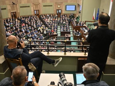 Tąpnięcie poparcia dla PiS, KO bez większości. Świeży sondaż parlamentarny 