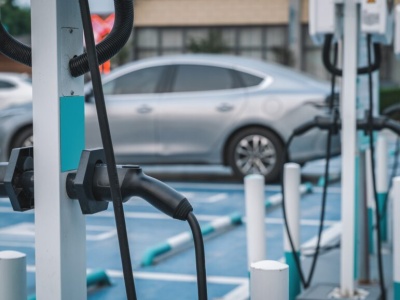 Dlaczego ładowanie auta jest tak drogie i czy można coś z tym zrobić?