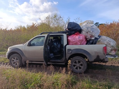 Niebezpieczne odpady rolnicze w lesie. Sprawą zajmuje się policja