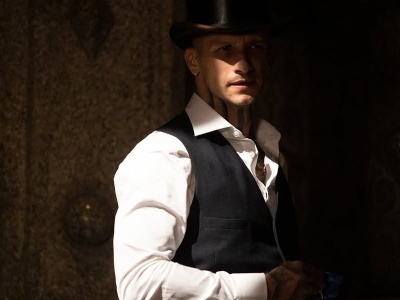 „Akash, jak to jest z tą płaską Ziemią? Raper ruszył z filozoficznym musicalem