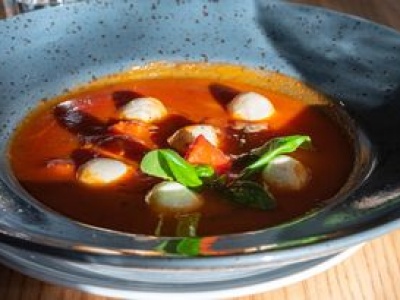 Zupę pomidorową robię w indyjskim stylu. Podaję z ciągnącym dodatkiem