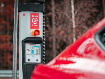 Przy trasie S7 ORLEN otworzył pierwszy hub szybkiego ładowania samochodów