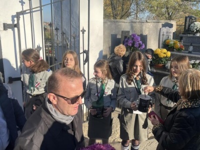 Wolontariusze kwestowali przy cmentarzach w Ostrowcu i Opatowie