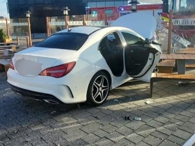 Wjechała Mercedesem w ogródek restauracyjny McDonald's. Mamy zdjęcia
