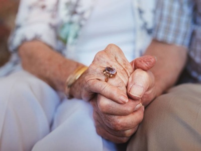 Seniorzy chcą obniżenia wieku. Nowe świadczenie do zmiany?