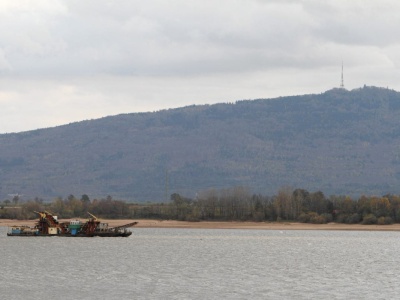 Natura jak z bajki, jezioro i widok na góry. Niewielu wie, że to tak blisko Wrocławia