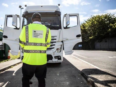 Ile można zarobić przy kontrolowaniu ciężarówek na Wyspach – rekrutacja w DVSA