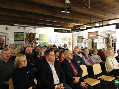 Wiła. Ks. biskup Andrzej Wantuła – był wernisaż, jest wystawa | ZDJĘCIA