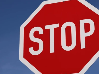 Dlaczego znaki ostrzegawcze są kluczowe dla bezpieczeństwa na drodze?