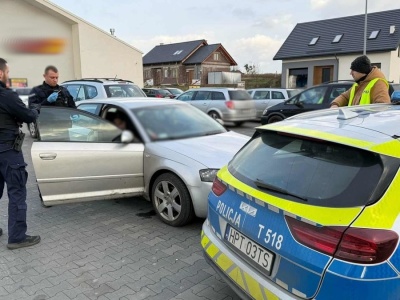 Akcja policji pod Biedronką. Niepokojące odkrycie w samochodzie na parkingu