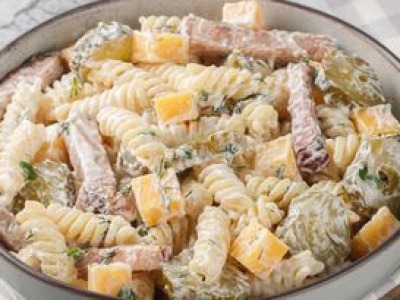 Każdy zachwyca się jarzynową i gyrosową. Ta sałatka z makaronem łamie wszystkie zasady