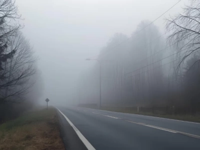 IMGW ostrzega przed gęstymi mgłami w Podlaskiem