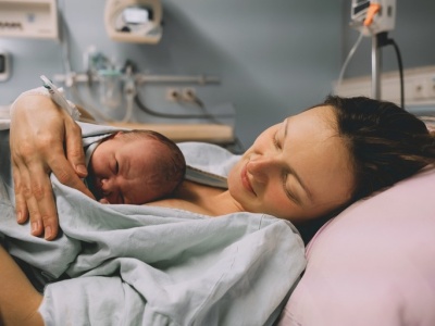 Rząd Tuska chce masowo zamykać porodówki. Porody będą na SOR