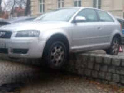 Mistrz kierownicy w Zielonej Górze. Zaparkował auto na murku