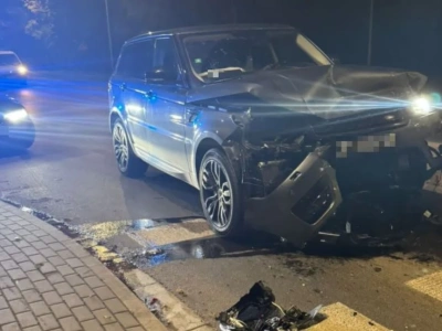 Kierowca land rovera wjechał w bmw stojące przed przejściem dla pieszych