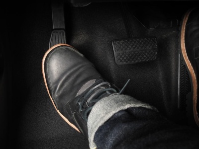 Jeden nawyk za kierownicą kosztuje kierowców fortunę. Większość robi to codziennie