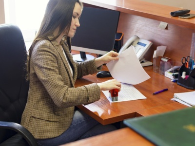 Problem z nagrodą dla pracownika samorządowego. Kluczowy jest dzień nabycia prawa