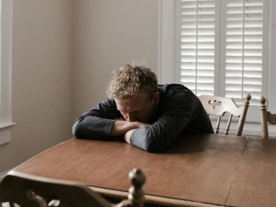 Samotność przyspiesza starzenie. Harvard: działa jak choroba