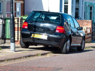 Zakaz parkowania na chodnikach w Irlandii Północnej