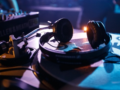 Rządowy „certyfikat dla DJa” – o co chodzi? Analizujemy i pytamy u źródła