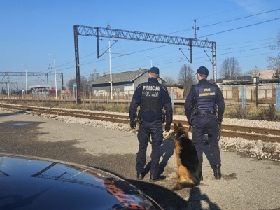 Przechodził przez tory w miejscu, gdzie jest to zabronione. Okazało się, że był poszukiwany