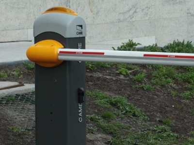 Płaci za kartę parkingową, a ochrona otwiera szlaban dla każdego. 