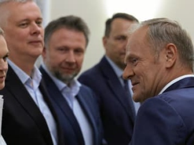 Tusk sprząta po Nowackiej. Pieniądze za godziny „basiowe” od stycznia, ale bez wyrównania