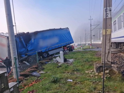 Pociąg uderzył w samochód ciężarowy. Ruch na torach wstrzymany