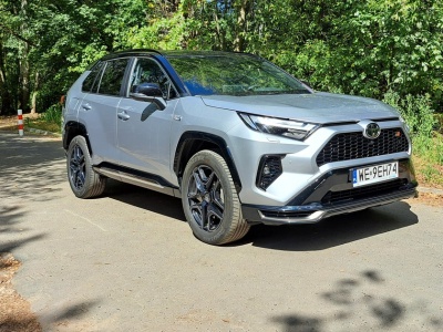 Toyota RAV4 Plug-in Hybrid kusi mocą i oszczędnością. Sprawdziliśmy, czy warto dopłacić