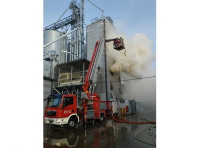 Pożar suszarni zboża w Kostrach-Noskach. Na miejscu działa 19 zastępów straży pożarnej