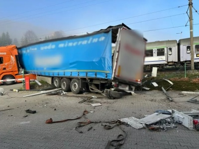 Zderzenie pociągu z ciężarówką w Miliku. Trwają działania służb