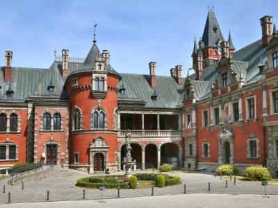 Imponująca rezydencja na Śląsku. Zbudowana w nietypowym kształcie