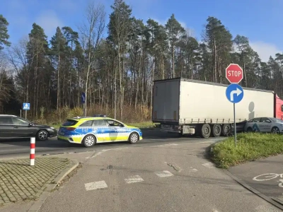 Kolizja na ul. Płoskiego – 18-latka wjechała pod ciężarówkę