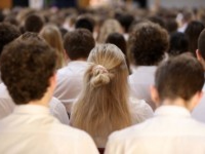 Tajemnicze zasłabnięcie na szkolnym apelu. Dwójka dzieci w szpitalu