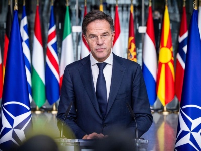 Rutte: NATO musi zainwestować w nowe linie produkcji amunicji