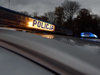 Zobaczył policjantów i zaczął strzelać. Uciekł do lasu