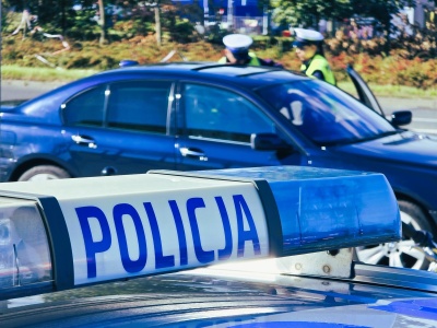 Przyjechał po alkohol samochodem – był pijany i miał narkotyki