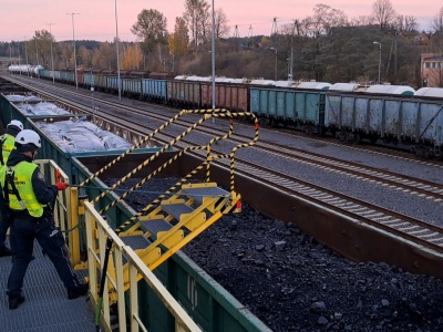 Przemyt papierosów w pociągu z Białorusi. Kartony ukryli w wagonie węgla