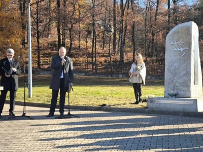 Pomnik Chirurdzy – Chirurgom odsłonięty w Cieplicach – hołd dla pokoleń lekarzy