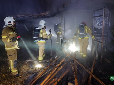 Pożar pustostanu. Utrudniony dojazd na miejsce akcji – foto