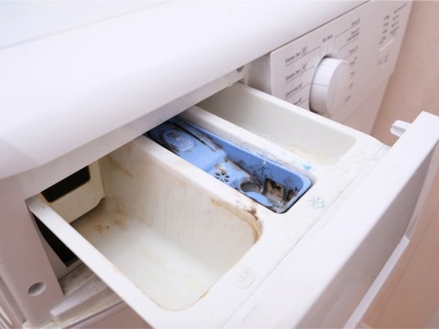 Nasącz octem i włącz pranie. Szufladka od pralki będzie lśnić jak nowa