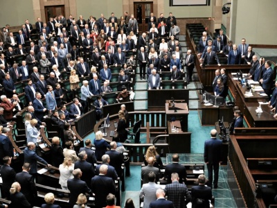 Sejm zdecydował. Te produkty w sklepach mają być droższe. Jest dobra wiadomość ws. pozwoleń na budowę